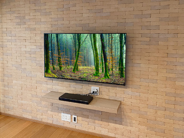 愛知県日進市でエコカラットの壁面に壁内補強を施し、55型液晶テレビ(K-55XR70)とウォールシェルフ(棚)を壁掛け