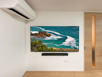 三重県四日市市で壁内に下地補強を施し、シャープアクオス75型テレビ(4T-C75GP1)とサウンドバーを壁掛け
