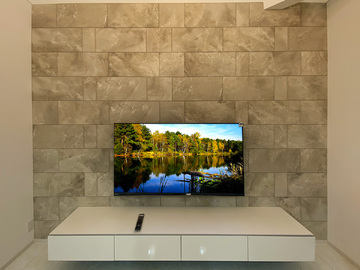 大阪府泉南郡でエコカラット(サンティ)の壁に65型東芝レグザ(65Z875R)を可動式金具で壁掛け