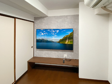 奈良市で壁全面タイプのフェイクウォールPIXYを設置しソニーブラビア65型テレビを壁掛け