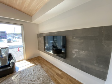 【新和建設】岐阜県でソニーのK-65XR70を壁掛け