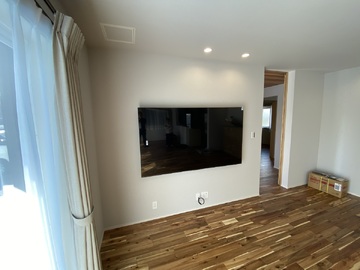 【新和建設】愛知県でハイセンスの75YR8Uを壁掛け