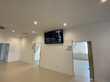【病院内】千葉県でソニーのKJ-75X75WLを壁掛け