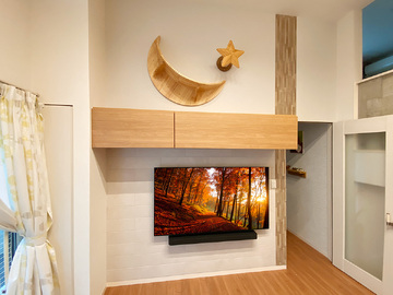 埼玉県富士見市でエコカラット（アンティークマーブル）を施工し、65型テレビ・サウンドバー・キャットウォークを壁掛け