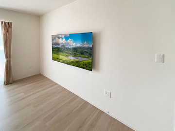 愛知県豊田市の新築戸建て住宅で石膏ボード壁に東芝レグザ65型テレビ(65M550L)を壁掛け
