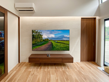 愛知県新城市でエコカラット壁(ストーンⅡ)の壁にソニーブラビラ85型テレビ(K-85XR50)とパモウナのテレビボードを壁掛け