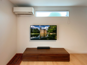 滋賀県草津市のマンションで壁内補強を行い、パナソニック55型テレビ(TH-55HZ1000)を壁掛け