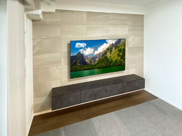 千葉市のマンションで壁一面にエコカラットのフェイクウォールPIXYを設置し、65型テレビとパモウナのフロートテレビボードを壁掛け