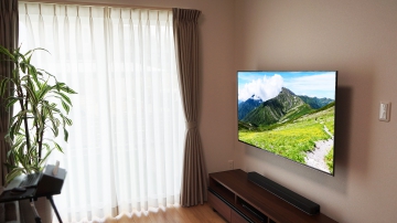 リビングにソニー・ブラビア「KJ-55X9500G」を上下左右可動式金具を用いて壁掛け施工させていただきました。
オーナー様は壁掛けテレビにしたいと思ったキッカケに、テレビの買い替えに加えてテレビ角度を自由にレイアウトできる事に大きなメリットを感じたとお話されていました。
キッチン・ダイニング・リビングからテレビ画面の視認性と見た目をとても重視されて、オプションの上下左右可動式金具をご選択されました。
オプション金具では、壁と金具の設置箇所に化粧カバーが付いておりますので、テレビを引き出した際の見た目にも高級感を醸し出します。
金具を収めた際には正面よりソファーでゆったりと、金具を左右に可動すれば食事中や奥様のキッチン仕事の際も最適な角度で見る事ができますので、多く選ばれる金具タイプになります。
設置後の使用イメージからテレビの高さもじっくりとコンサルさせていただきました。
初めにイメージされていた自由度の高いレイアウトの実現と、壁内配線による周辺機器の接続ケーブルがスッキリした事にも大変喜んでいただけました。