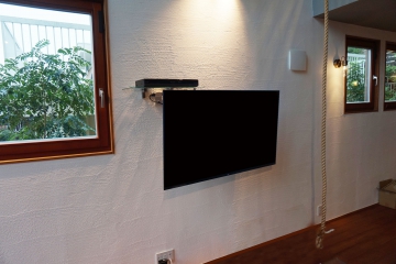【55V型 ソニー】木と漆喰壁の雰囲気が独創的な空間へテレビの壁掛け