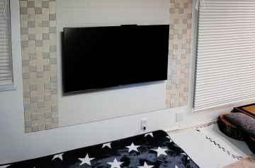 白を基調としたお部屋にアクセントとして壁掛けテレビと、エコカラットのデザインにベストマッチしたサイズ選択が美しさをより演出。