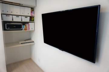 【55V型 シャープ】収納を上手に使ってすっきりな壁掛けテレビを実現