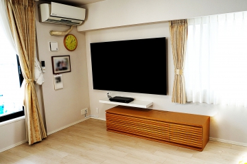 広々としたリビングに大迫力のソニー・有機ELテレビ77インチの「A9Gシリーズ」の壁掛け施工とテレビ下にシェルフの壁掛け施工をさせていただきました。
同時に寝室には今までお使いだった49インチ液晶テレビも壁掛け設置にて承らせていただきました。
有機ELテレビ「KJ-77A9G」の持つ本体薄さを活かし固定式壁掛け金具で壁からの出幅を大きく抑えた仕上がりです。
専用シェルフによって必要な周辺機器だけをスッキリとした設置にもこだわられました。
オーナー様には、壁掛けテレビとシェルフの組み合わせがイメージ以上にスタイリッシュな仕上がりと大変喜んでいただけました。