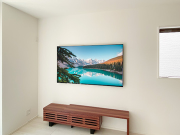 石膏ボード壁に65型の有機ELテレビ(ソニーブラビア KJ-65A9G)を壁掛けし、HDMI専用コンセントを新設