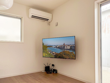 【ファースト住建】お部屋のコーナー部に50インチ液晶テレビ(東芝レグザ 50M540X)を壁掛け