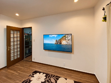 三重県三重郡菰野町で55インチ液晶テレビを壁掛けしました。テレビはソニーブラビアシリーズ。壁掛け工事とセットでご購入いただきました。施工当日に搬入しそのまま壁掛けさせていただきました。