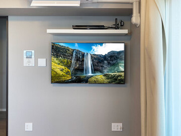 神奈川県横浜市で石膏ボード壁に49インチ液晶テレビ(KJ-49X9500H)とウォールシェルフを壁掛け
