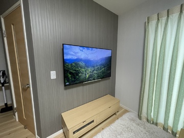 【アイシン開発】愛知県で東芝の50M520Xを壁掛け