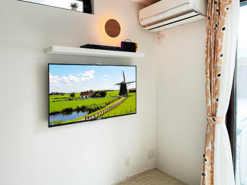 【フジ住宅】東大阪市で49インチ液晶テレビ(KD-49X8500B)とウォールシェルフ(棚)を壁掛けし、照明器具を取り付け