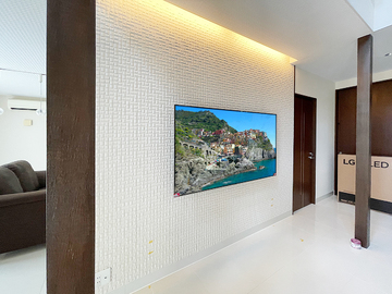 名古屋市でタイル壁にLGの65インチ有機ELテレビ(LG OLED65BXPJA)を上下左右可動式金具で壁掛け