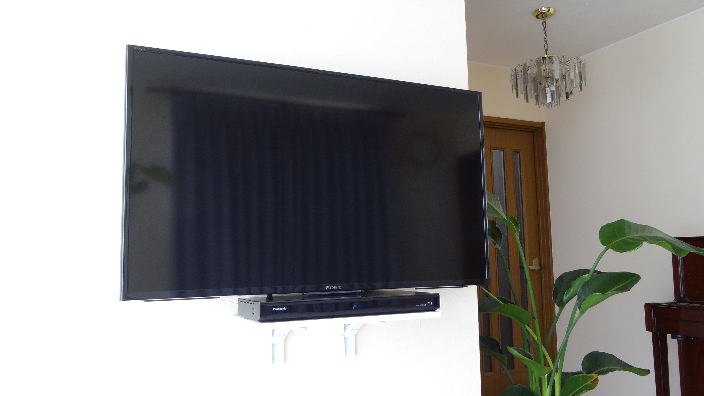 ウォールシェルフを上手に使った40インチテレビの壁掛け 壁掛けテレビはカトー電器