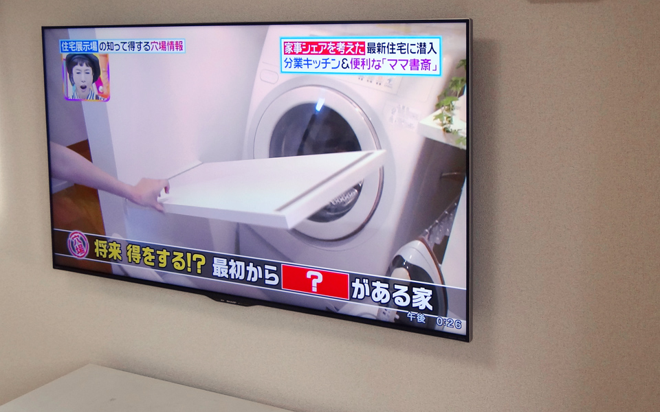 60インチのテレビをクロス壁に壁掛けした直後の写真