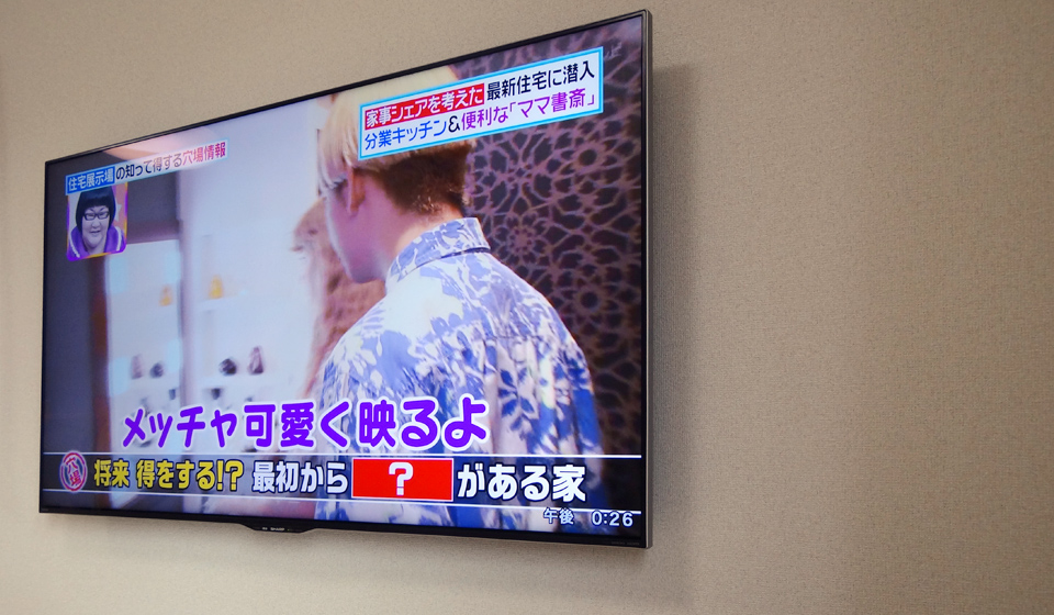 石膏ボード+クロス貼りの壁に60インチのテレビを壁掛け（愛知県名古屋市）