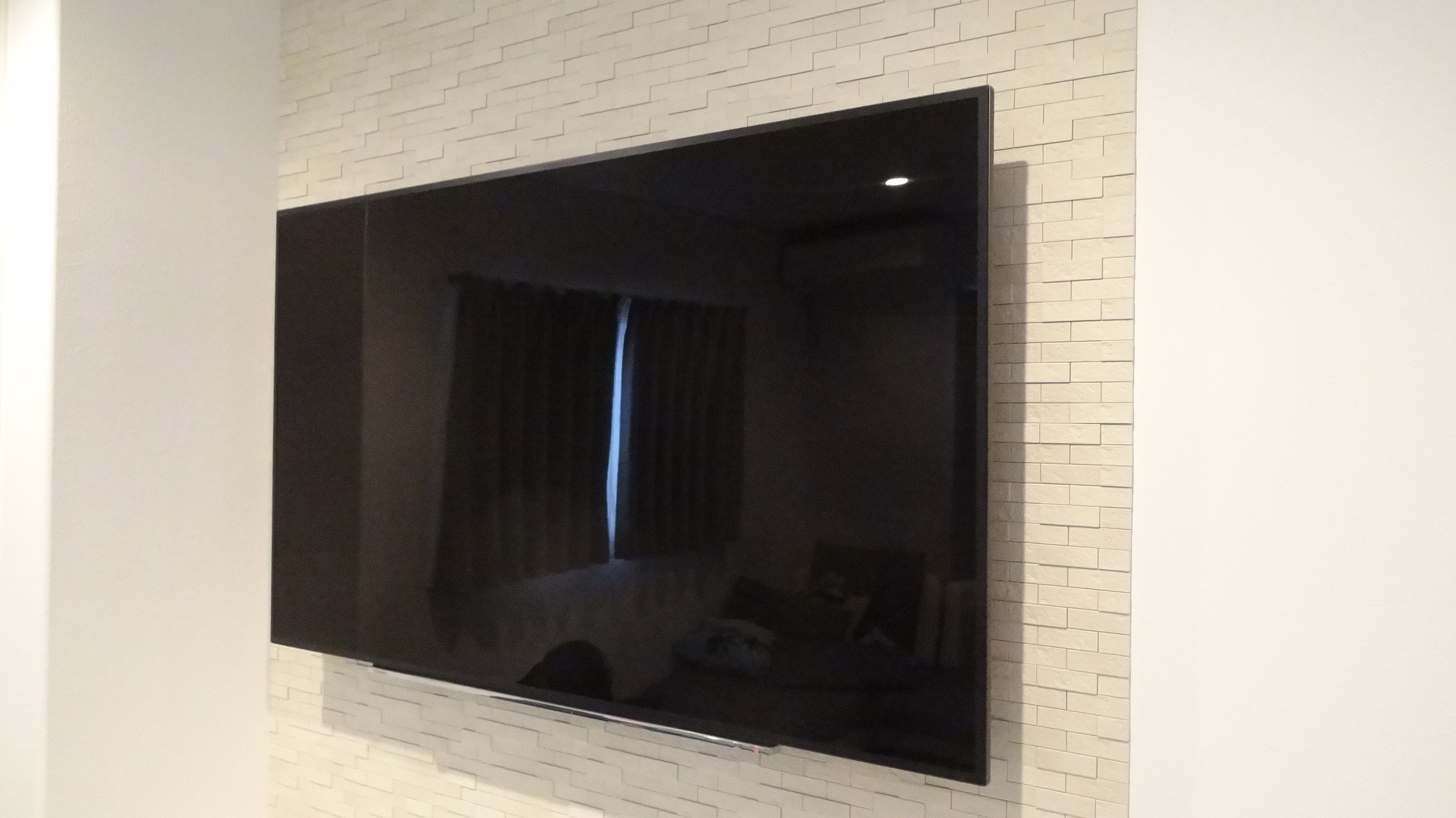 エコカラットの上に65インチテレビを壁掛け 壁掛けテレビはカトー電器