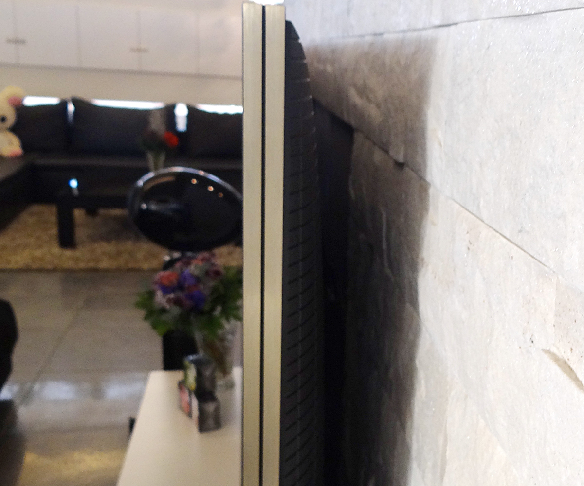 SONYのフラッグシップ液晶テレビ Z9D 75インチモデルをタイル壁に壁掛けし側面から撮影