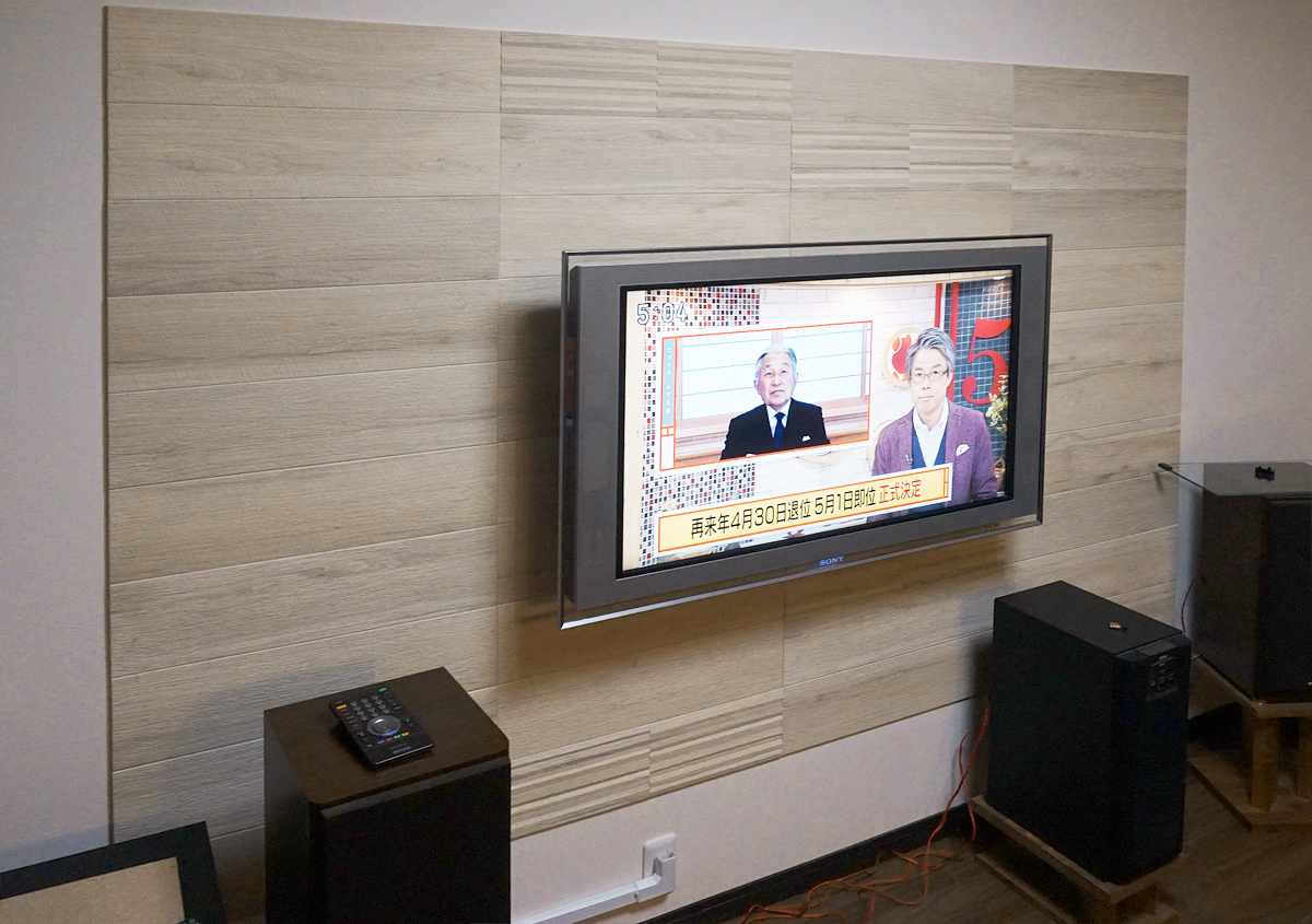 テレビの壁掛けに合わせてエコカラットの同時施工 壁掛けテレビはカトー電器
