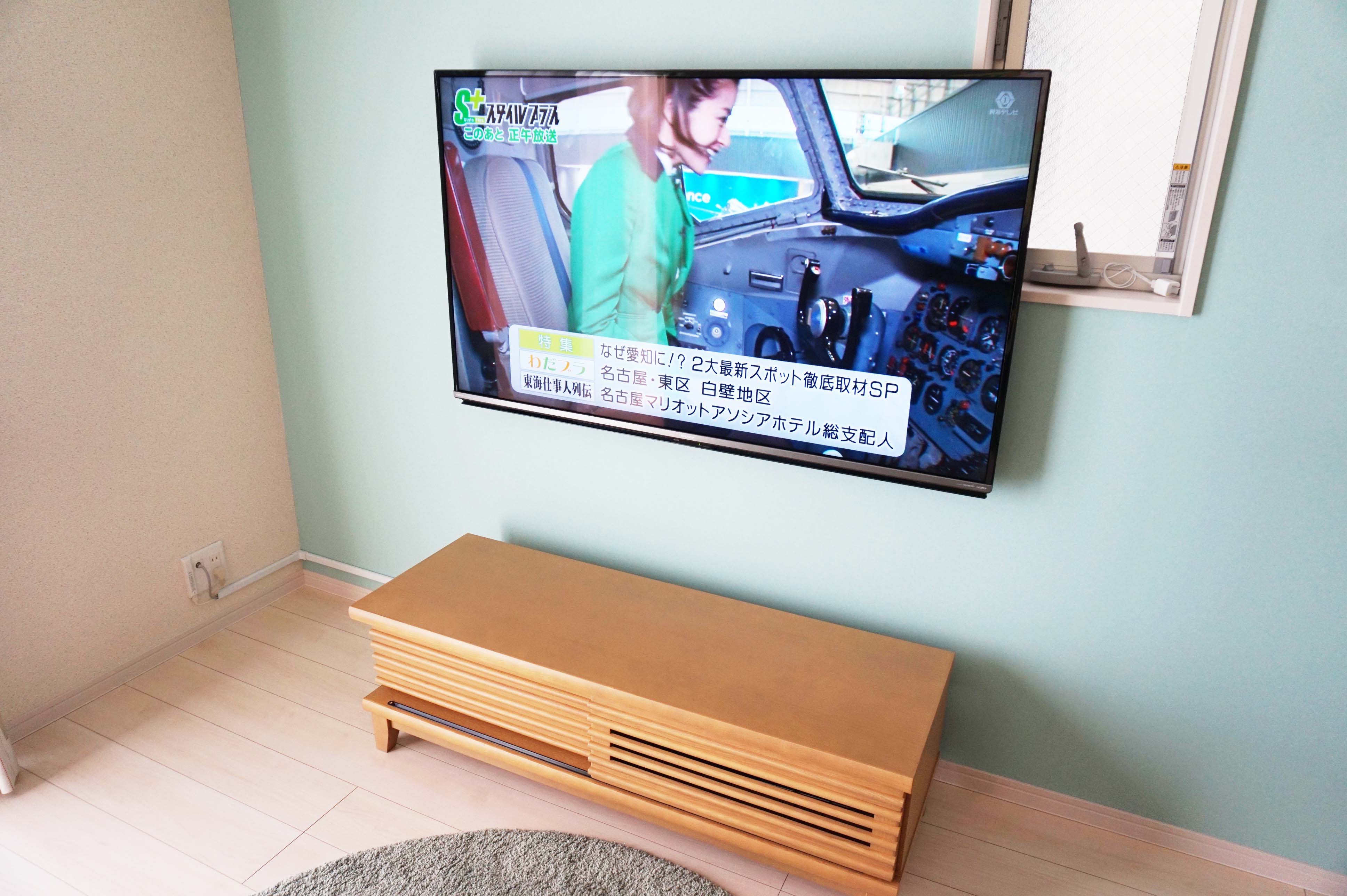 オシャレな壁に55インチテレビを壁掛け