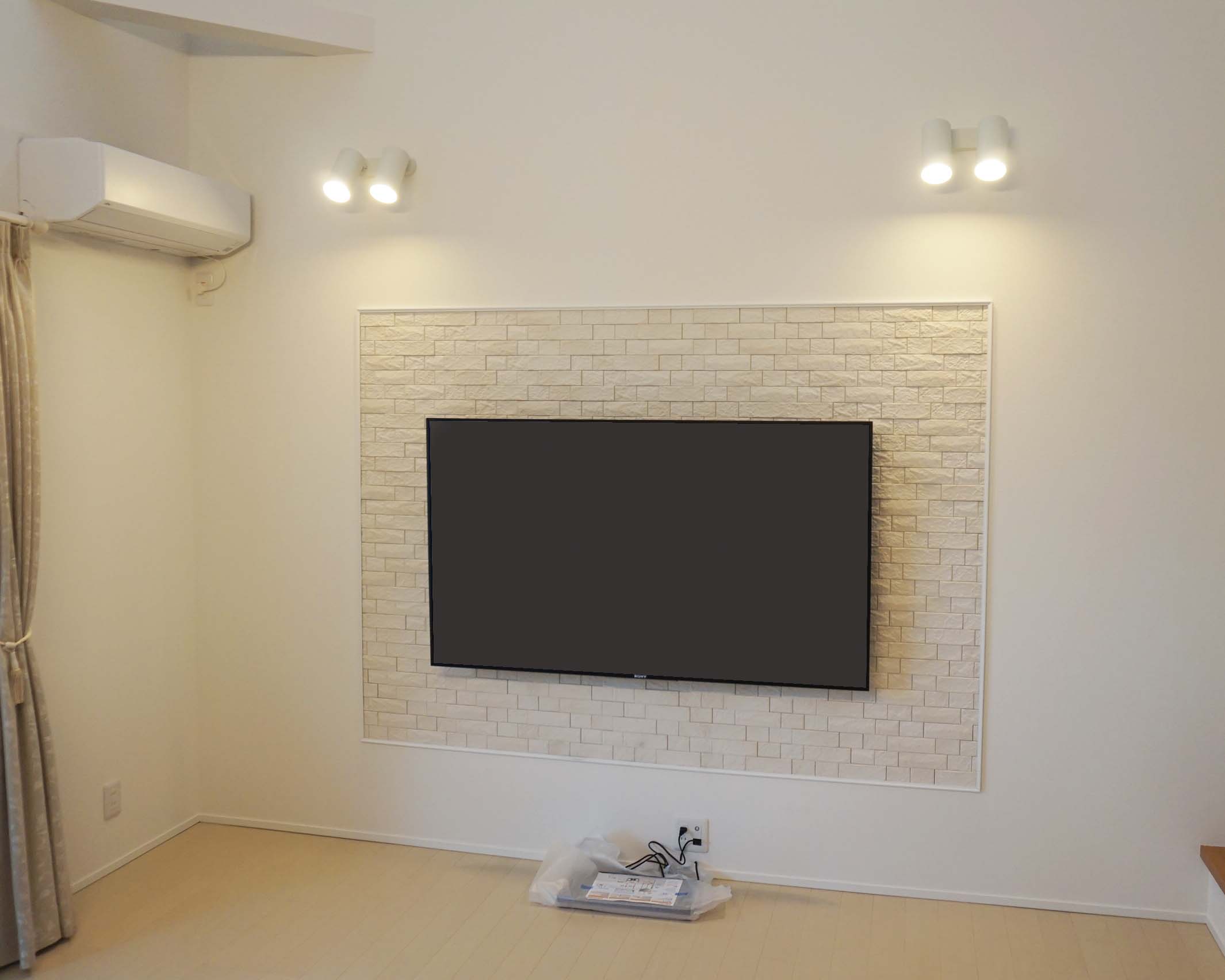愛知県 一宮市でエコカラット壁に65インチのブラビアを壁掛け 壁掛けテレビはカトー電器