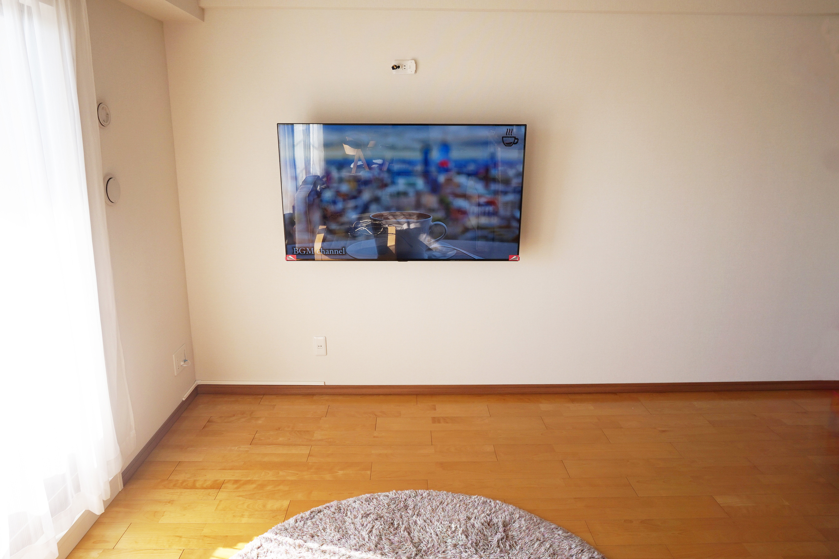 名古屋市 守山区でlg製 55インチ有機elテレビの壁掛けとシェルフ設置用コンセントの新設