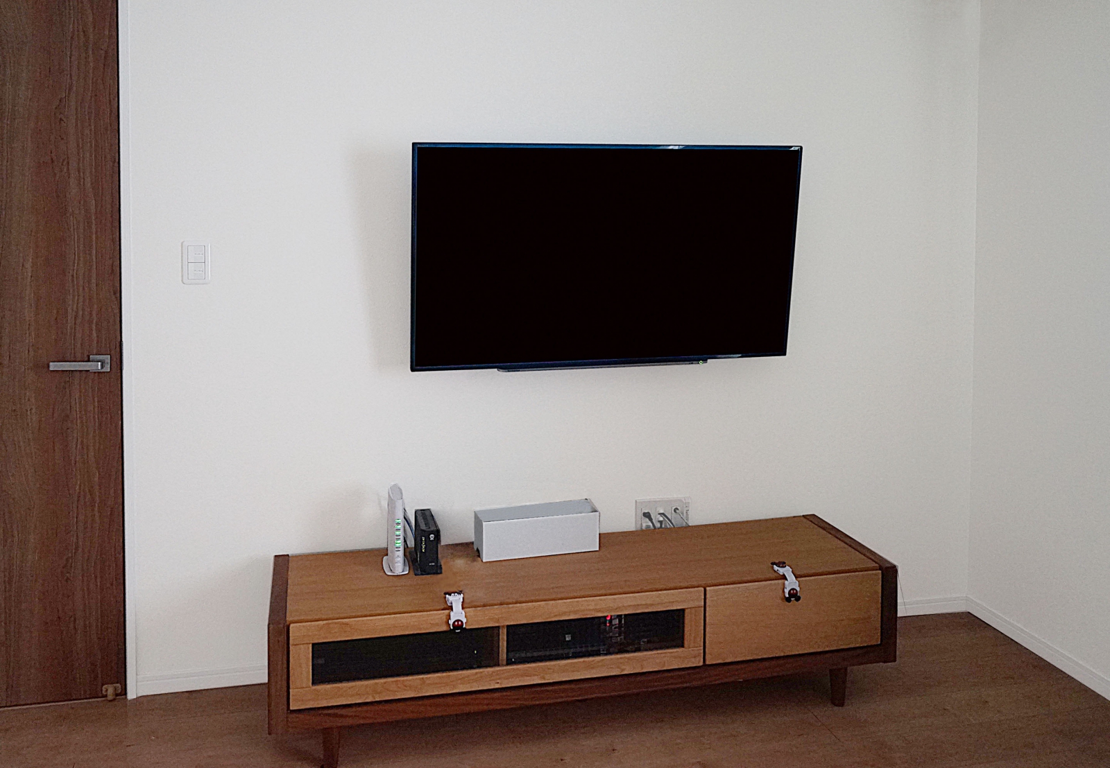 壁掛けテレビにした場合レコーダー機器はどうするの