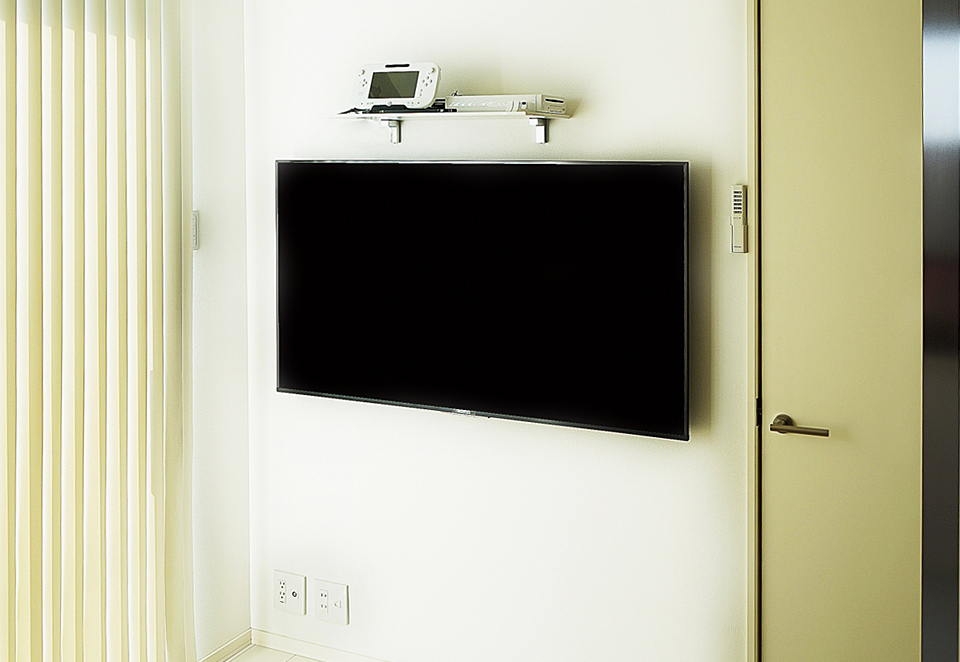 壁掛けテレビでレコーダーはどこに置く？→「ウォールシェルフ（棚）を設置」案
