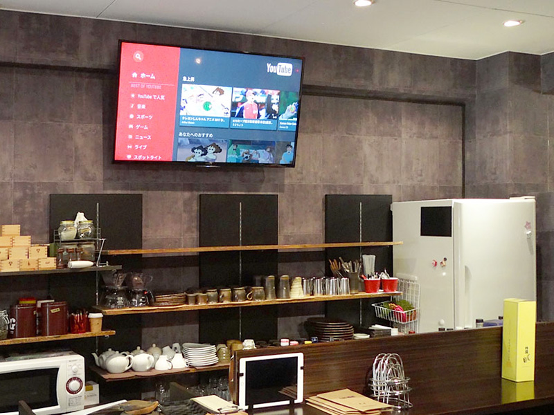 コンクリート壁のお店で液晶テレビの壁掛けを行いました