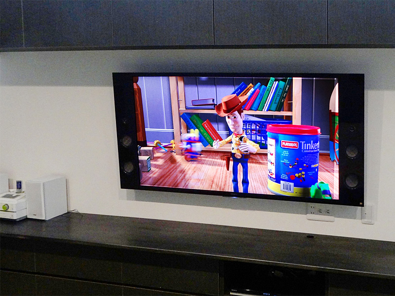 上下をラックに挟まれた壁に大型液晶テレビを設置しました
