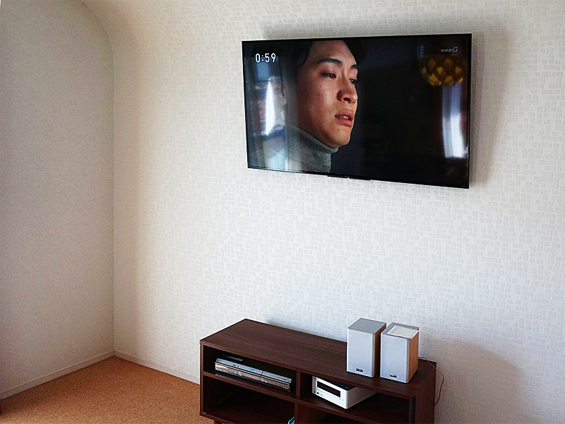 壁から天井にかけて緩やかにカーブしたお部屋でテレビを壁掛け