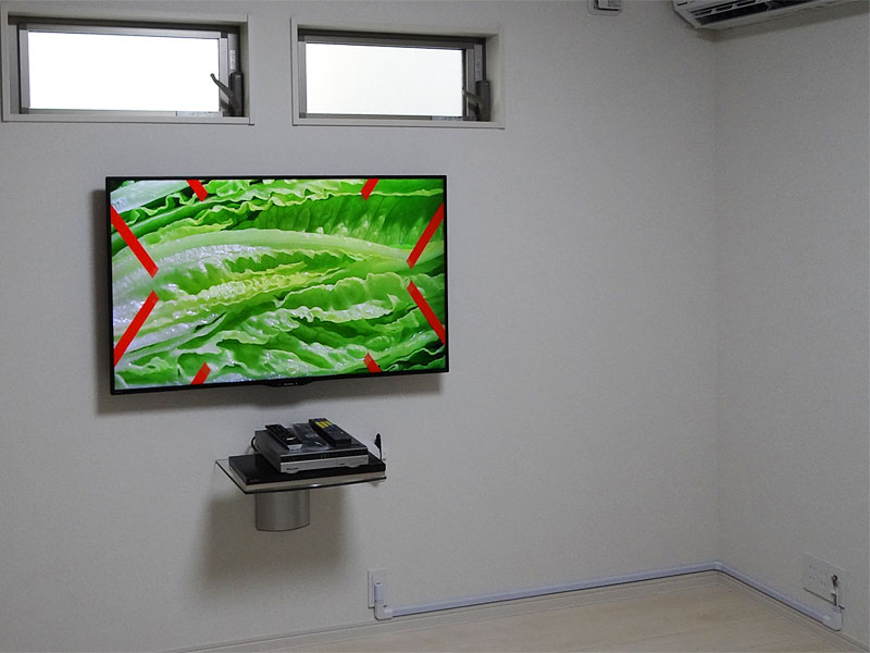 三重県の壁掛けテレビ。クロス貼りのお部屋に補強工事をおこない、シャープの50インチ液晶テレビを壁掛けしました。