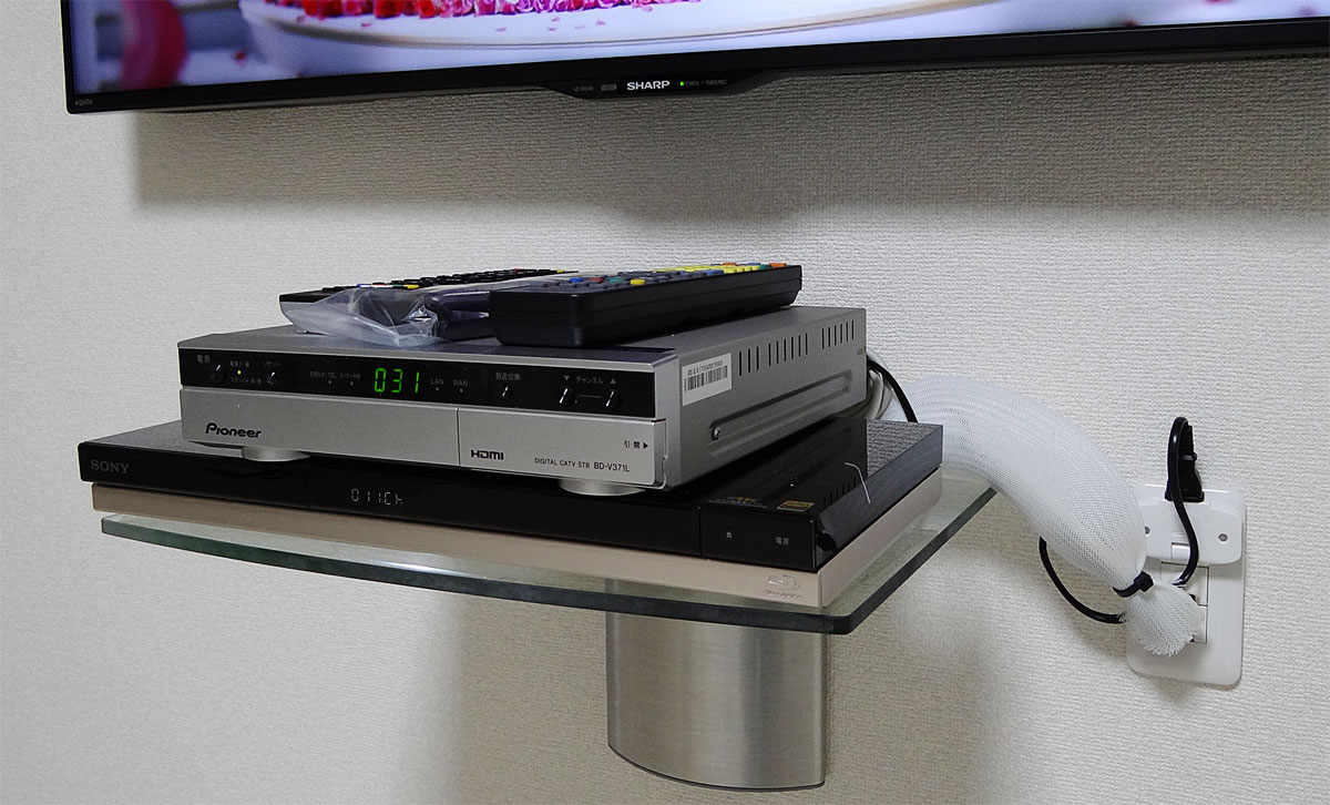 テレビを壁掛けにするなら、レコーダー類もお子さんの手に届かない場所に設置してみてはいかがでしょう?