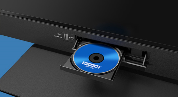 テレビ正面下部にブルーレイドライブを内蔵しており、DVDやブルーレイの再生が可能。さらにハードディスクも内蔵しているので長時間の録画も問題ありません。