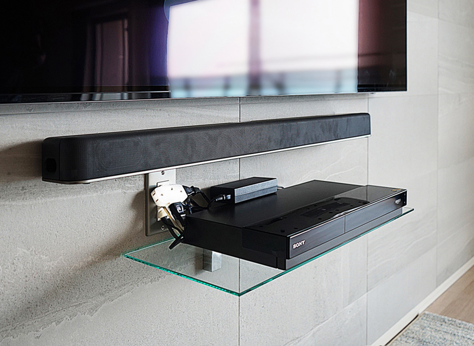 壁掛けテレビでレコーダーはどうするのか？ここでは引き続きテレビ台を使い続ける長所と短所を解説します。長所はとりあえず今までどおりであること