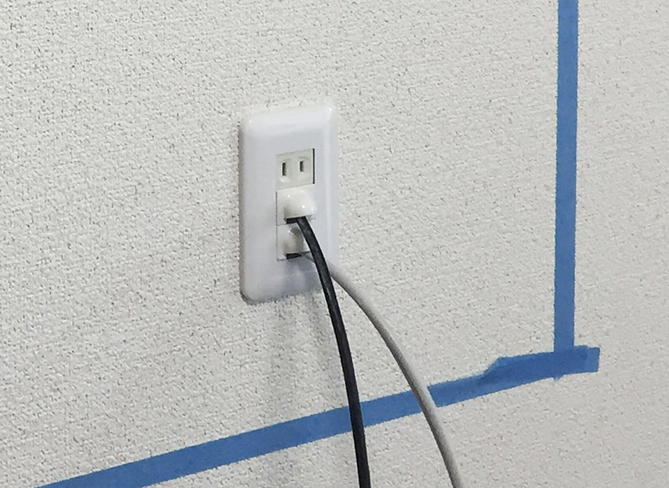 配線をすべて壁内に通し、壁掛けTV専用のコンセントパネルを新設する案。