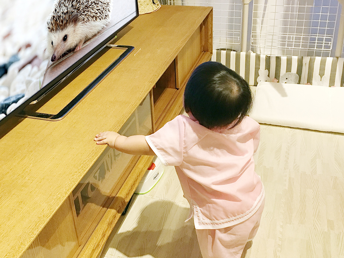 こんな風にお子さんがテレビに近づいてヒヤリとした経験はありませんか？