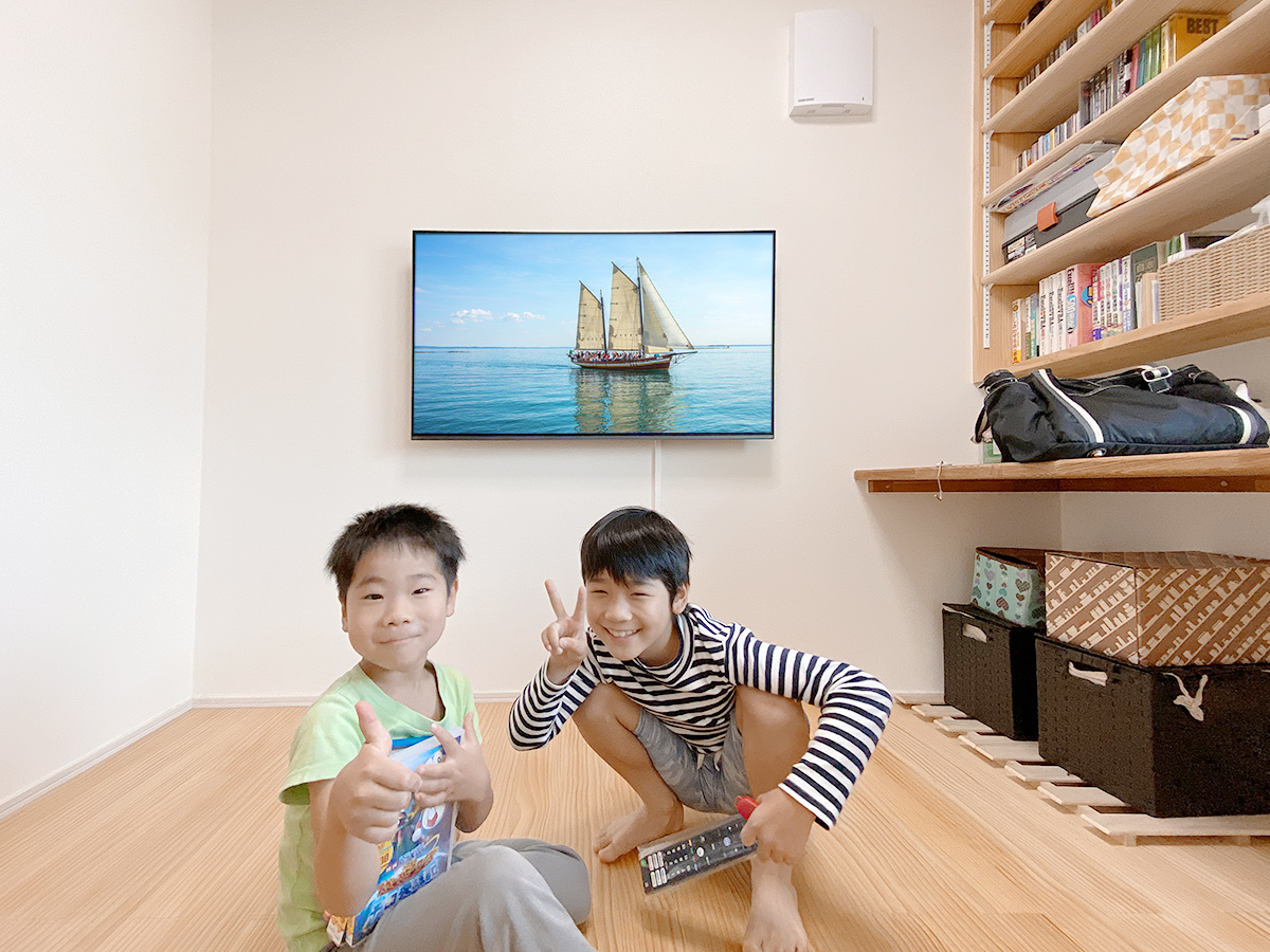 子供部屋での壁掛けテレビ工事例です。壁掛けにすることでお部屋が広く使えます。