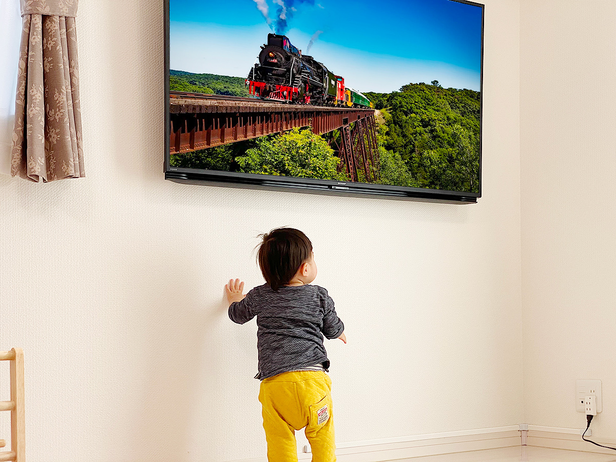 お子さんの手の届きにくい位置にテレビを壁掛けした例です。