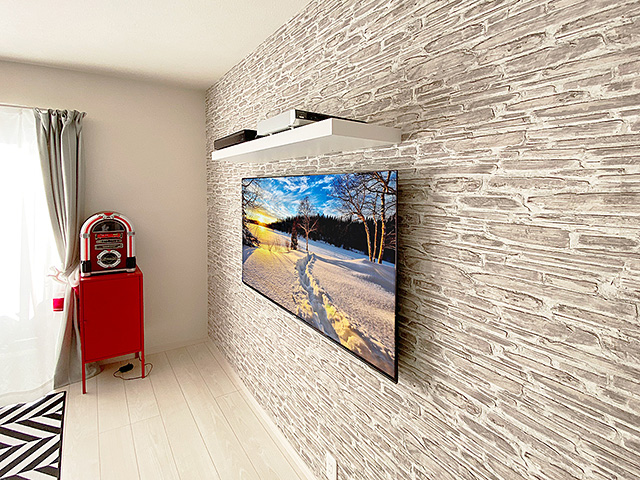 デザイン豊かな壁紙と壁掛けテレビの組み合わせ例