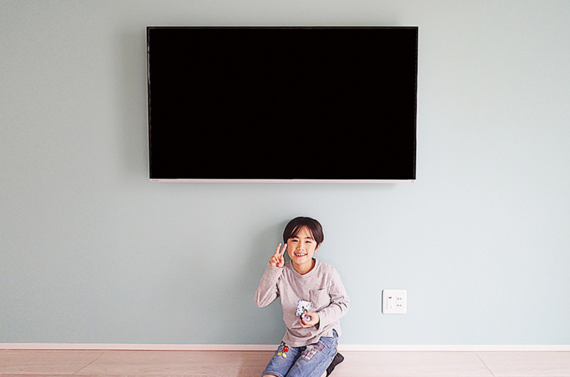 テレビ台を無くしたら、テレビの真下に座れます