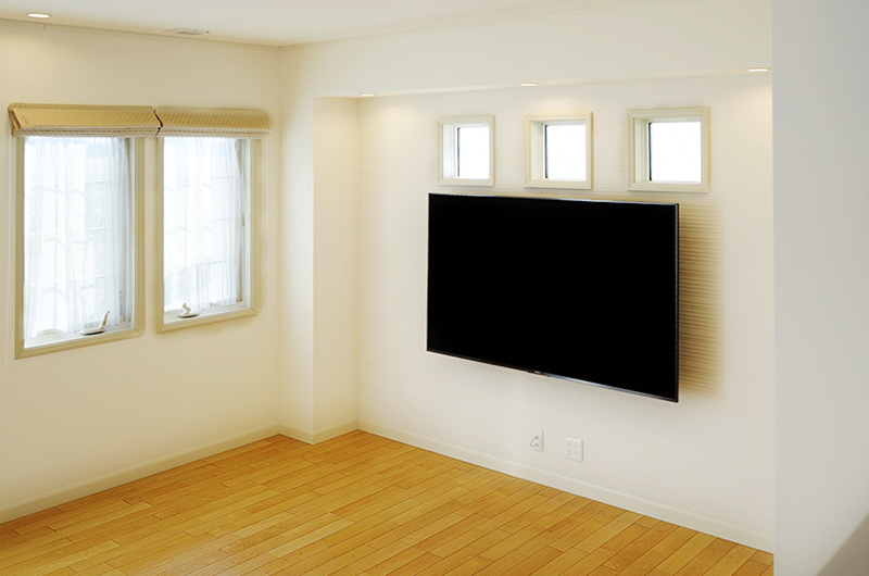 大画面テレビは重量制限のない壁掛け式がおすすめです。