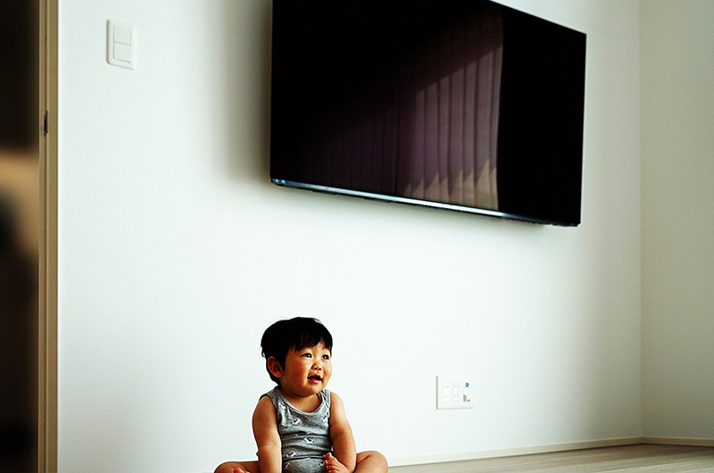 テレビ台を無くせば角で頭をぶつけたり、テレビを倒す心配もありません。